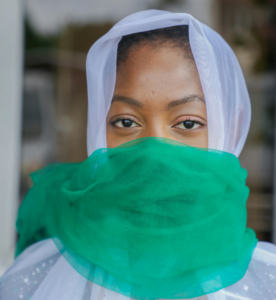 Mujer con los colores de la bandera nigeriana