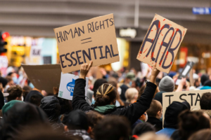una manifestación a favor de la defensa de los derechos humanos